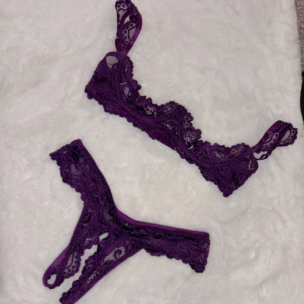 Sexy Two Piece Lacy Lingerie Set with Crotchless Panty and Open Bra